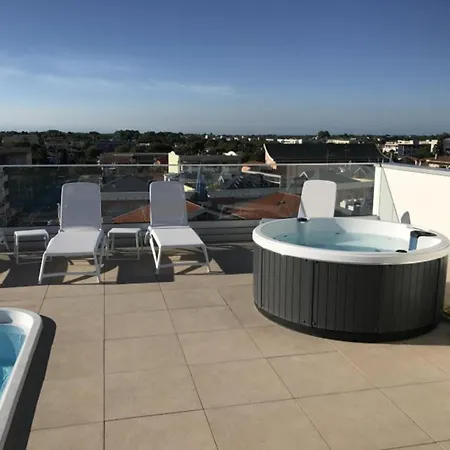Contemporary Featuring A Rooftop Pool Appartamento Bibione